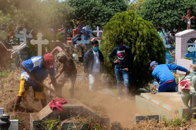 Πώς οι «μυστικές ταφές» συμβάλλουν στον περιορισμό μετάδοσης του κοροναϊού