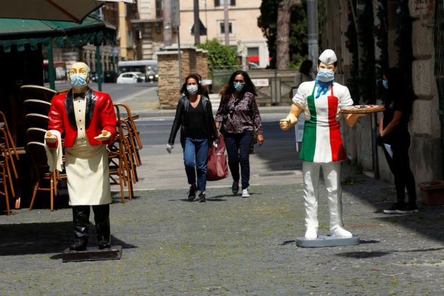 Κοροναϊός: Συνεχίζεται η μείωση κρουσμάτων στην Ιταλία - Καταγγελίες για έλλειψη μασκών