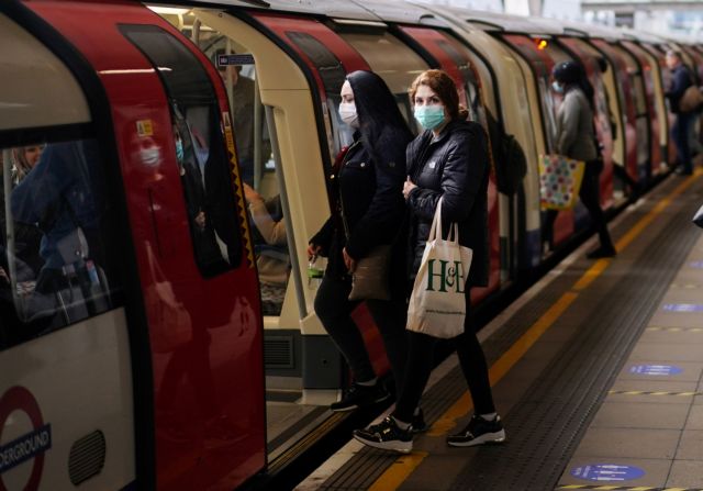 Κοροναϊός: Το αδιαχώρητο σε τρένα και λεωφορεία στη Βρετανία – Έντονες αντιδράσεις