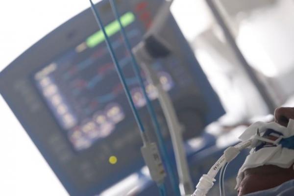 Στοιχεία – σοκ: Ο κοροναϊός στερεί μια δεκαετία από τα θύματα