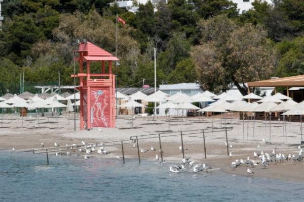 Πυρετώδεις προετοιμασίες για το άνοιγμα παραλιών – Προβληματισμένοι οι επιχειρηματίες