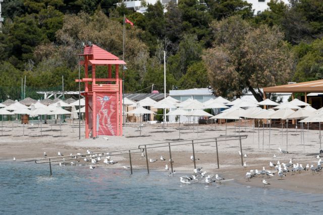 Πυρετώδεις προετοιμασίες για το άνοιγμα παραλιών – Προβληματισμένοι οι επιχειρηματίες