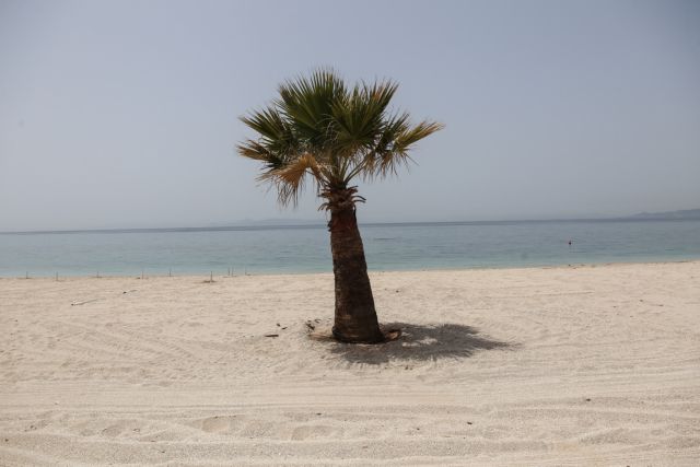 Κοροναϊός: Πόσο επικίνδυνο είναι το μπάνιο στη θάλασσα