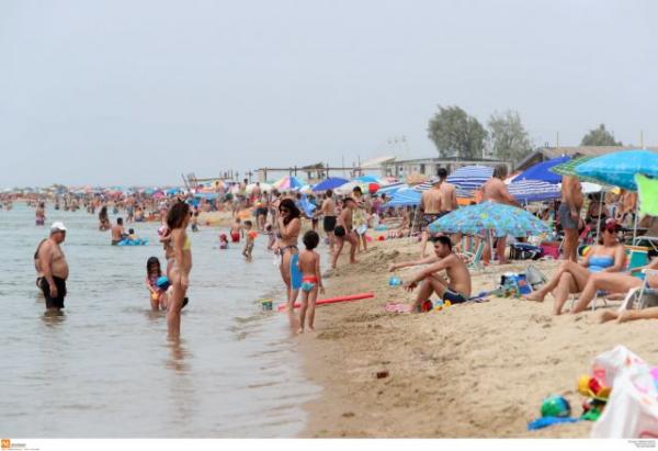 Αφιέρωμα της Evening Standard: Στις παραλίες οι Έλληνες τηρώντας τα αυστηρά μέτρα