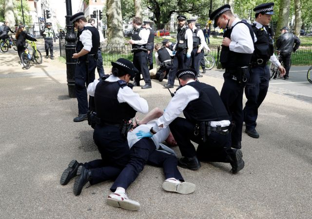 Κοροναϊός: Συλλήψεις στο Λονδίνο σε διαδήλωση κατά των μέτρων αποστασιοποίησης