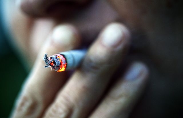 Κοροναϊός: Γιατί οι καπνιστές είναι λιγότερο πιθανό να νοσήσουν βαριά