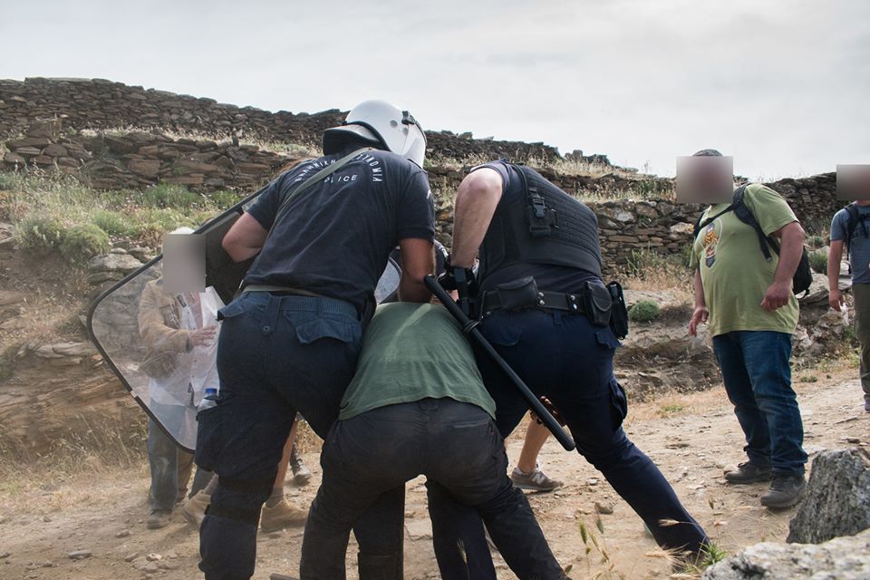 Ένταση στην Τήνο: Κάτοικοι διαμαρτύρονται για την τοποθέτηση ανεμογεννητριών – Επέμβαση των ΜΑΤ