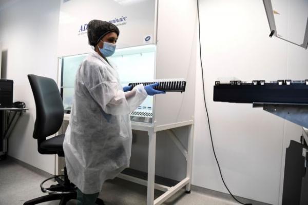 Κοροναϊός: Νοσοκόμα εμφανίστηκε με εσώρουχα κάτω από την προστατευτική στολή