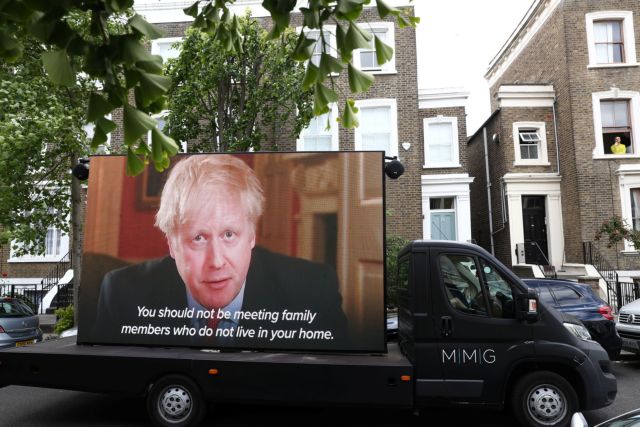 Θύελλα αντιδράσεων για τον σύμβουλο του Τζόνσον – Διαδηλωτές έξω από το σπίτι του