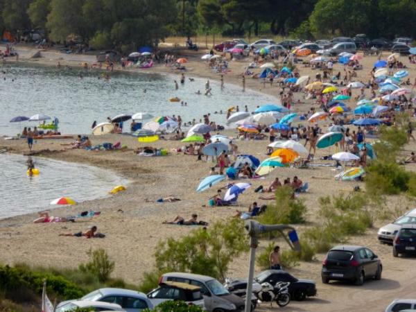 Συνεχίζεται η κοσμοσυρροή στις παραλίες της Αττικής