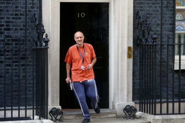 Ο Τζόνσον καλύπτει τον σύμβουλό του – Το «κεφάλι» του ζητούν Συντηρητικοί βουλευτές