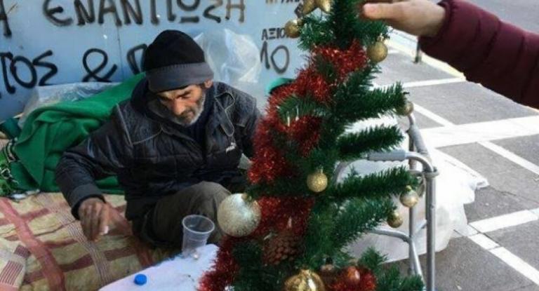 Πέθανε ο Χρήστος, ο «διάσημος» άστεγος της Σταδίου