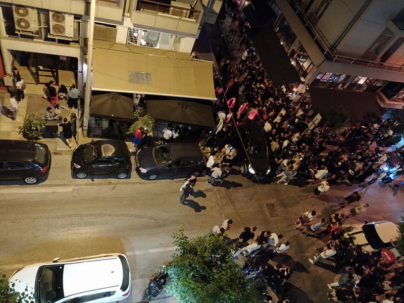 Επιμένουν στον συνωστισμό οι Θεσσαλονικείς: Take away «πάρτι» έξω από μπαρ