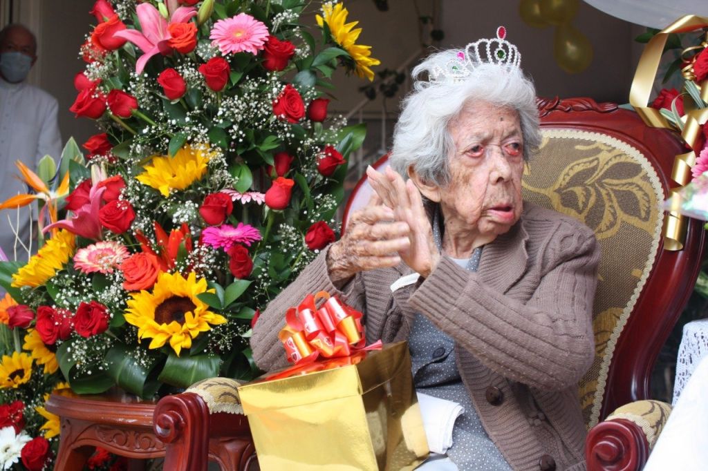 Πάρτι... μασκέ για τα γενέθλια γυναίκας που έγινε 110 ετών