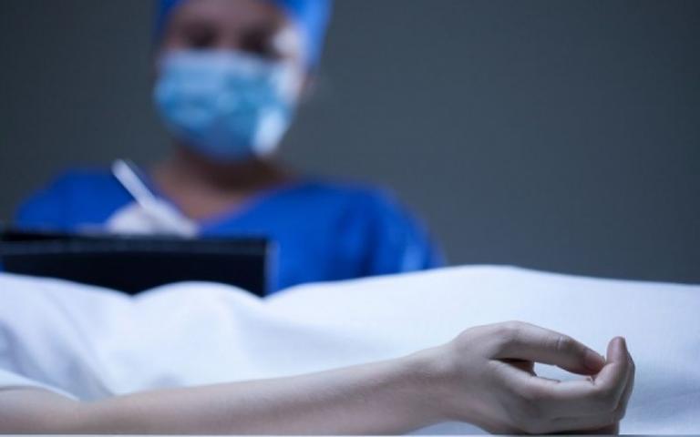 Κοροναϊός : Και οι ιατροδικαστές ζητούν να λάβουν τα κρατικά επιδόματα