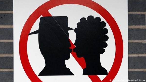 Περνάει κρίση το φιλί;