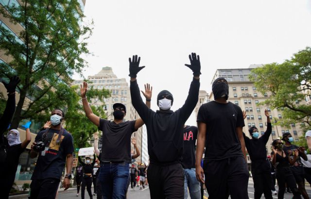 Δολοφονία Φλόιντ: Διαδηλωτές στον Λευκό Οίκο: «Σταματήστε να μας σκοτώνετε»