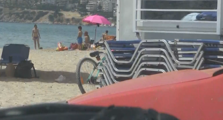 Όργιο αυθαιρεσιών: «Εξαφάνισαν» τις ξαπλώστρες από την παραλία της Βάρκιζας