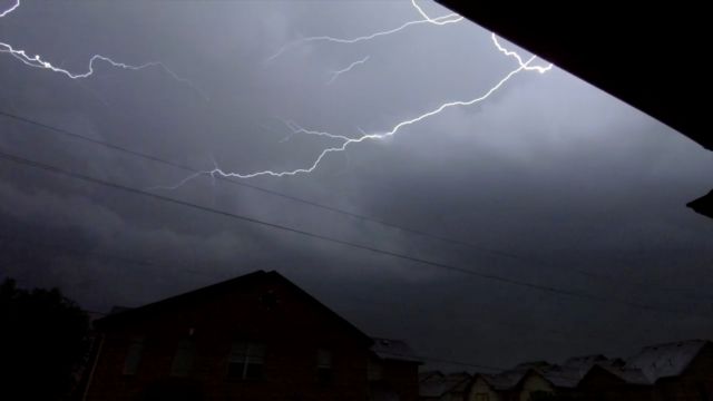 «Άνοιξαν» οι ουρανοί: Βροχοπτώσεις, χαλάζι και κεραυνοί