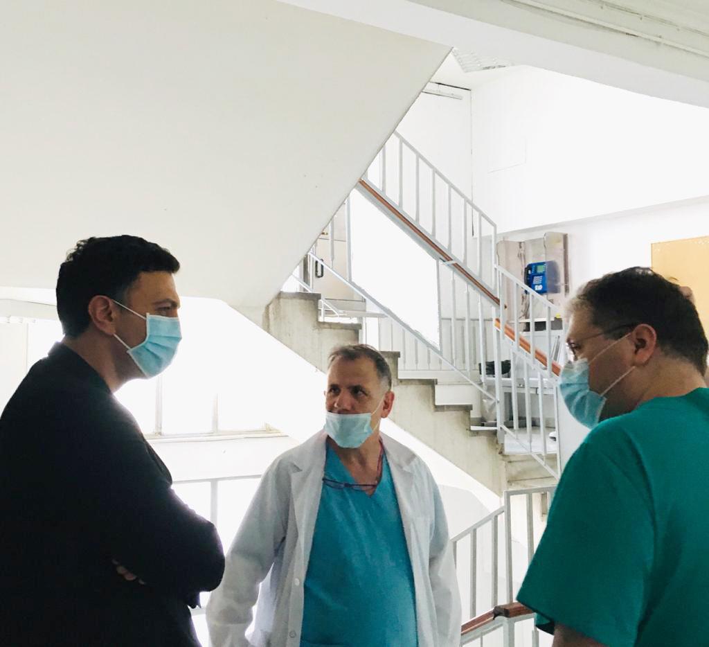 Στην εφημερία στο Ιπποκράτειο ο Βασίλης Κικίλιας – Συνομίλησε με γιατρούς, νοσηλευτές και ασθενείς