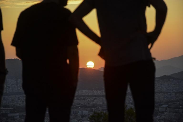 Κοροναϊός : Οι υψηλές θερμοκρασίες δεν σταματούν τη μετάδοση – Τι αναφέρουν νέες μελέτες