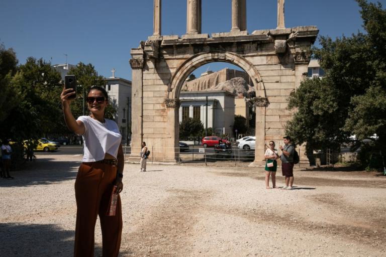 Θεοχάρης στο ITV : Απίθανο οι Βρετανοί να κάνουν διακοπές στην Ελλάδα