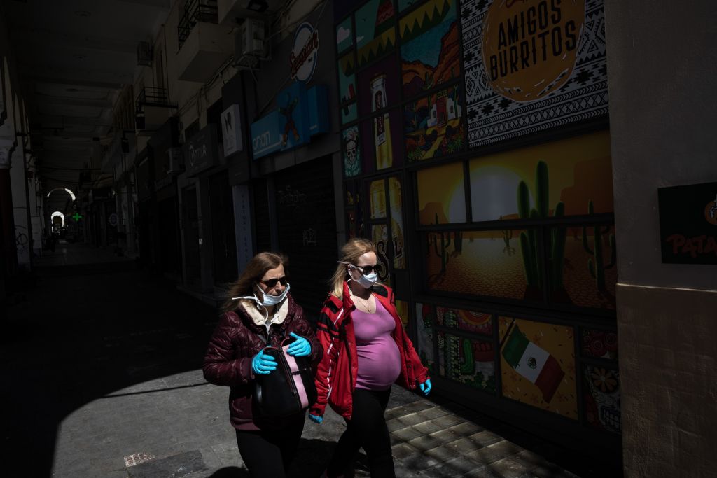 Κοροναϊός: Υποχρεωτική από σήμερα η μάσκα σε 6 χώρους – Ποιες απαγορεύονται