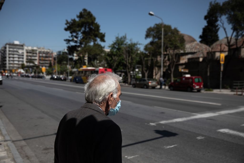 The Hill: Οι Έλληνες σέβονται στους ηλικιωμένους - Πάρτε το παράδειγμά τους