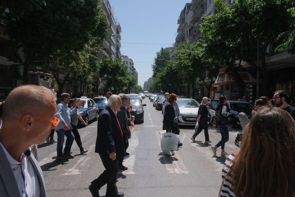 Οι δύο κρίσιμες Δευτέρες που μας φέρνουν πιο κοντά στην κανονικότητα – «Πράσινο φως» για εστίαση και ελεύθερες μετακινήσεις