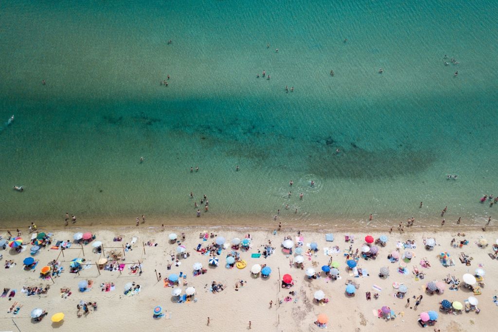 Θεσσαλονίκη: Στον εισαγγελέα παρέα νεαρών που παρενόχλησε κοπέλες σε παραλία