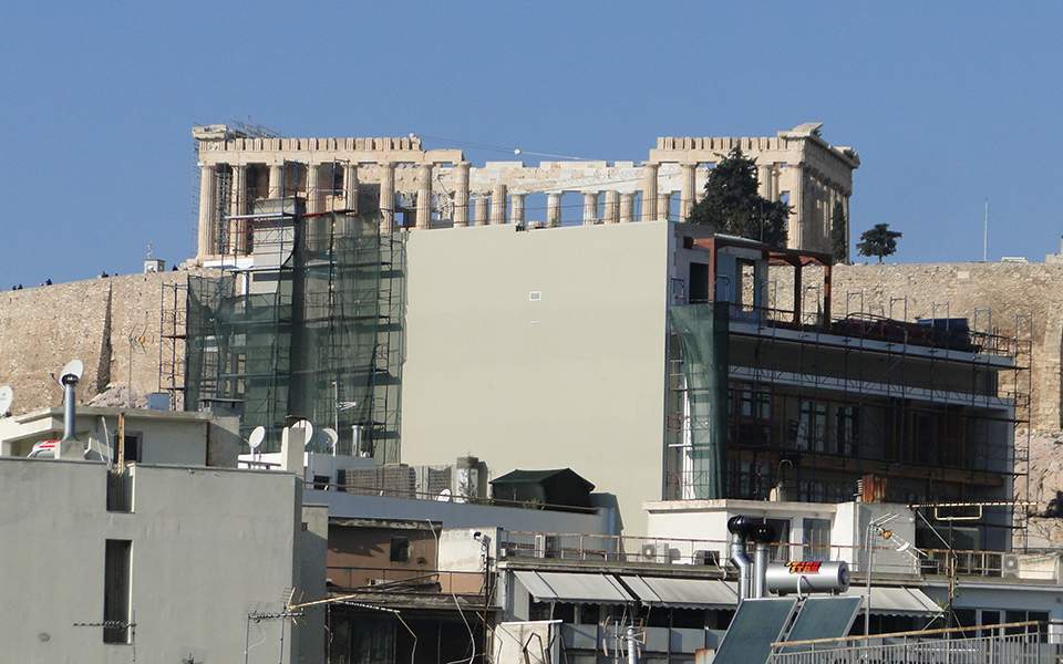 ΥΠΕΝ: «Χαμηλώνουν» τα κτίρια γύρω από την Ακρόπολη