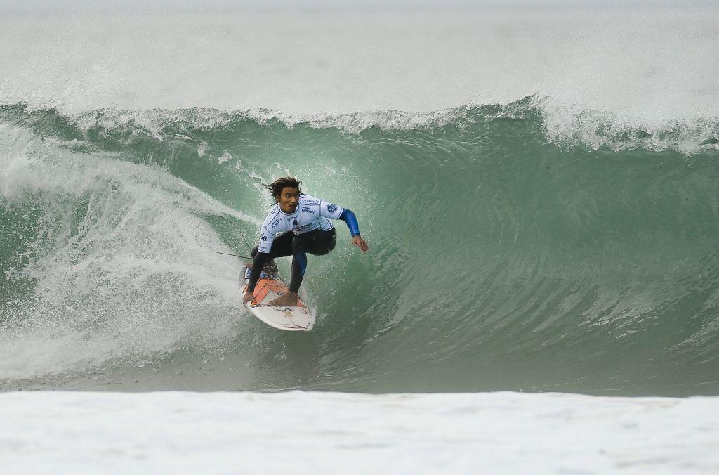 Έσπασε την καραντίνα για… σέρφινγκ και ηλιοθεραπεία