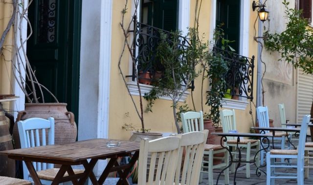 Άρση μέτρων : Κατατέθηκε η τροπολογία για τα τραπεζοκαθίσματα – Τι προβλέπει