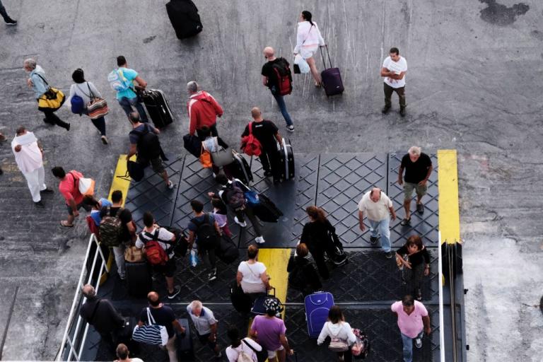 Άρση μέτρων: Πρεμιέρα για τις ελεύθερες μετακινήσεις – «Απόβαση» ΕΚΑΒ στα νησιά