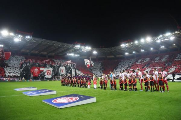 «Ερυθρόλευκη» μαγεία: Τα εντυπωσιακά κορεό στο Γ. Καραϊσκάκης (vid)