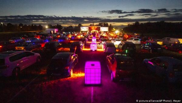 Ντράιβ-ιν ντίσκο με… αποστάσεις