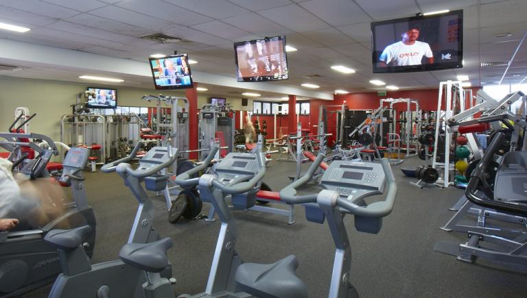 Πρωτότυπη διαμαρτυρία από γυμναστήριο με… βαράκια