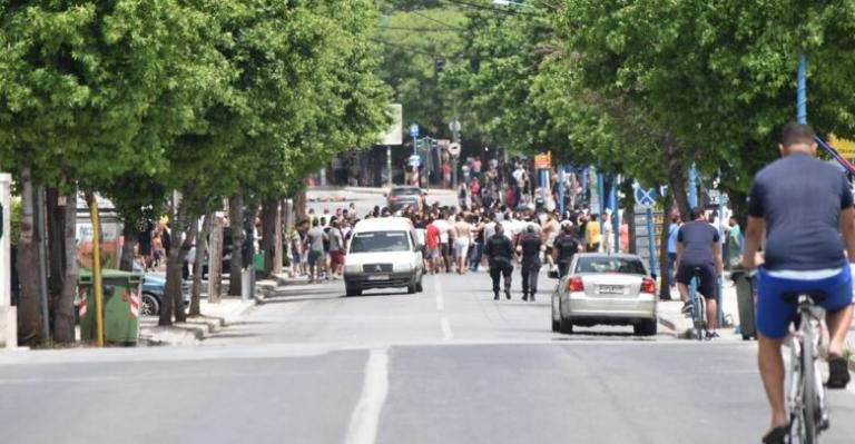 Κοροναϊός : Επίθεση Ρομά σε αυτοκίνητο που μετέφερε τον Περιφερειάρχη στη Νέα Σμύρνη