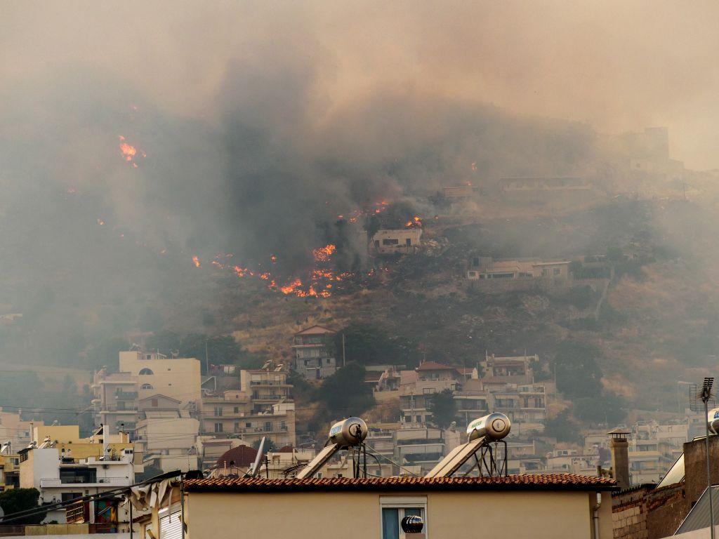 Μεγάλη φωτιά στην Αγία Βαρβάρα Αττικής