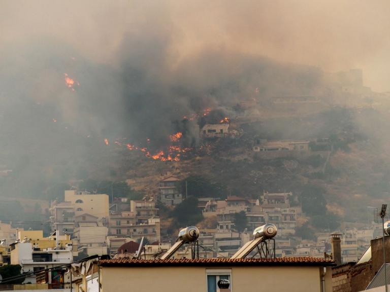 Μεγάλη φωτιά στην Αγία Βαρβάρα Αττικής