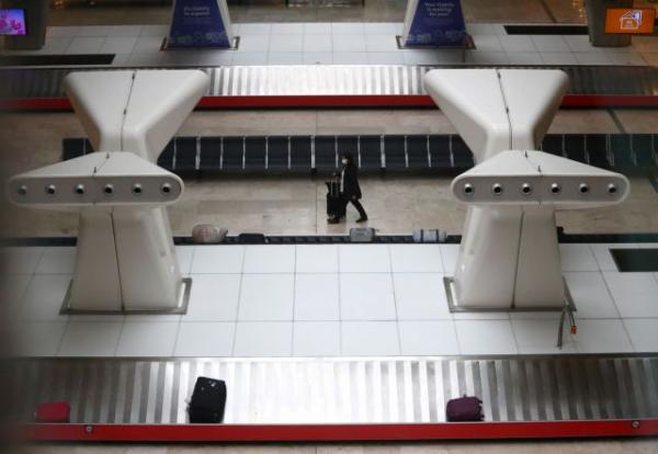 Ο έρωτας δεν καταλαβαίνει από… κοροναϊό: Ντύθηκε υπάλληλος αεροδρομίου για να δει την κοπέλα του