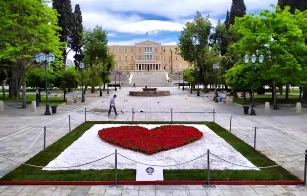 Πρωτομαγιά : Στους γιατρούς αφιερωμένη η κόκκινη καρδιά από λουλούδια στο Σύνταγμα