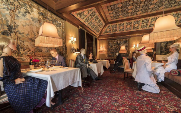 Κούκλες μανεκέν για social distancing