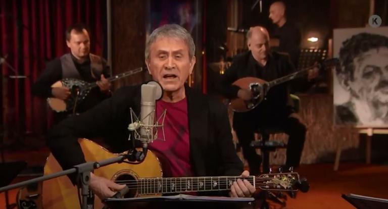 Στο σπίτι με τον Γιώργο Νταλάρα και τα μεγάλα τραγούδια του Μίκη Θεοδωράκη και του Βασίλη Τσιτσάνη