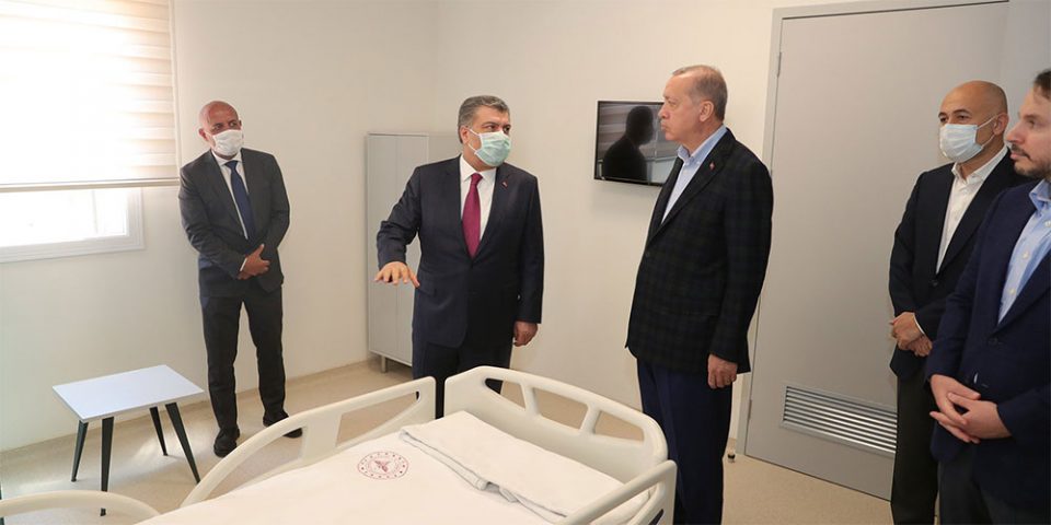 Κοροναϊός: Μετά τον Τραμπ και ο Ερντογάν επισκέφτηκε νοσοκομείο χωρίς να φορά μάσκα