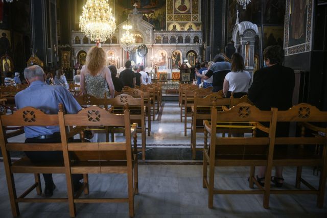 Reuters: Μετά από εβδομάδες lockdown οι Ελληνες επέστρεψαν στις Εκκλησίες