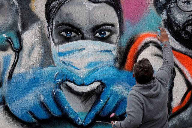 Πέντε ημέρες από το τέλος της καραντίνας: Πειθαρχία από τους πολίτες σε ΜΜΜ και καταστήματα – Μικρές… ανταρσίες στις πλατείες