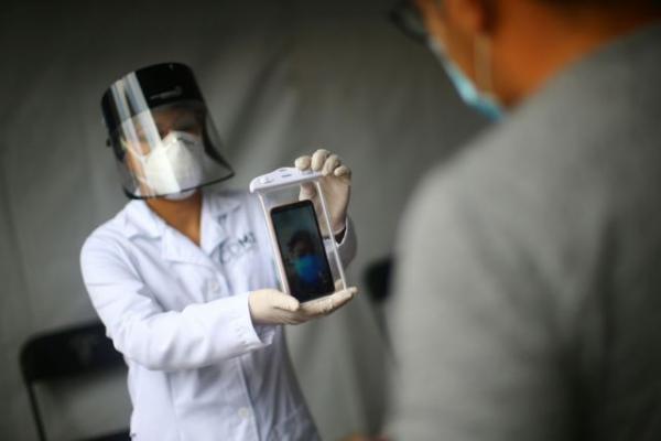 ΗΠΑ: Πώς μόνο ένα τσιπάκι Bluetooth θα ανιχνεύει τον κοροναϊό στα γραφεία