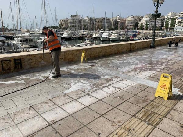 Δήμος Πειραιά : Επιχείρηση καθαρισμού στο παραλιακό μέτωπο της Ζέας