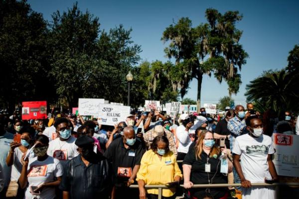 ΗΠΑ: Οργή διαδηλωτών για δολοφονία 25χρόνου μαύρου άνδρα από πατέρα και γιο